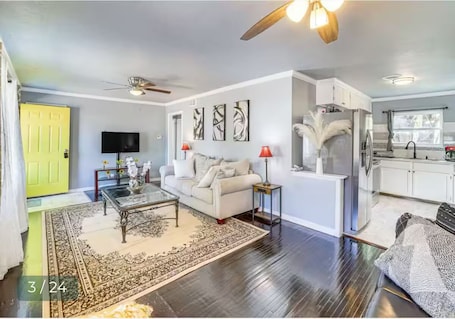 Smart TV. Cozy 3-Bedroom Home – Sleeps 6