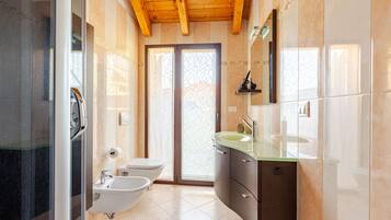 Een haardroger, een bidet, handdoeken, zeep