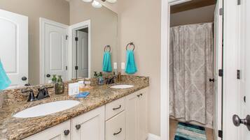 Haartrockner, Handtücher, Seife, Shampoo