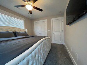 3 bedrooms, iron/ironing board, WiFi, bed sheets - Modern 3BR New Build - King Bed + Roku TVs (Gastonia)