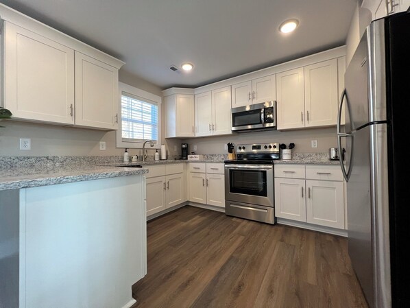 Fridge, microwave, oven, stovetop - Modern 3BR New Build - King Bed + Roku TVs (Gastonia)