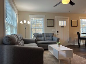 Smart TV - Modern 3BR New Build - King Bed + Roku TVs (Gastonia)