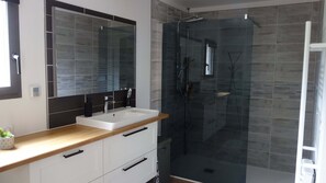 Haartrockner, Handtücher, Seife, Toilettenpapier