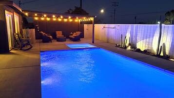 室外泳池;免費小屋、躺椅