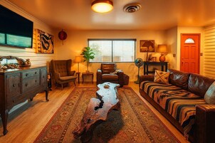 House, 3 Bedrooms, Private Pool, Mountain View | Living area