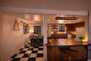 Casa, 3 dormitoris, piscina privada, vistes a la muntanya | Cuina privada | Frigorífic gran, microones, forn i placa de cuina 