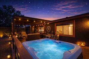 Outdoor spa tub - The Rosemary House Joshua Tree (Joshua Tree)