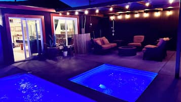 Alberca al aire libre, camas balinesas gratuitas y camastros