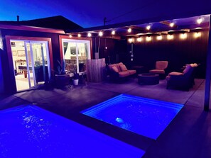 Una piscina al aire libre, camas de piscina gratis