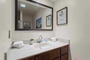 House, 3 Bedrooms, Private Pool, Mountain View | Bathroom | Hair dryer, towels, soap, shampoo