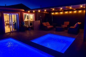 Outdoor pool, free pool cabanas, pool loungers - The Rosemary House Joshua Tree (Joshua Tree)