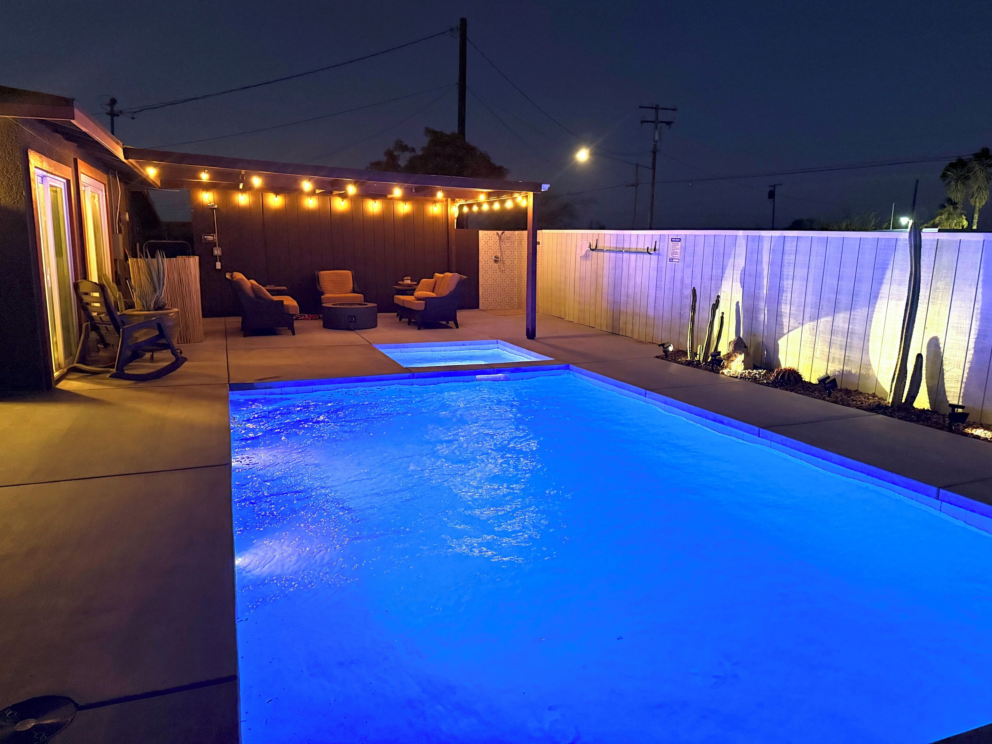 Outdoor pool, free cabanas, sun loungers