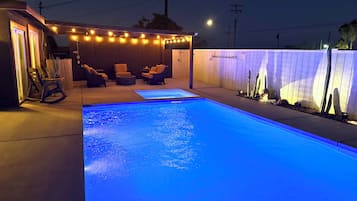 Una piscina al aire libre, camas de piscina gratis