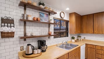 House, 3 Bedrooms, Private Pool, Mountain View | Private kitchen | Full-sized fridge, microwave, oven, stovetop