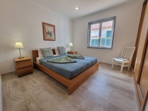 4 habitaciones, tabla de planchar con plancha, wifi y ropa de cama 