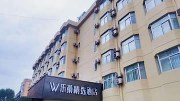 Un edificio de hotel de varios pisos con un cartel que indica que es un hotel.