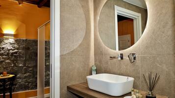 Regadera, secadora de cabello, bidet, toallas