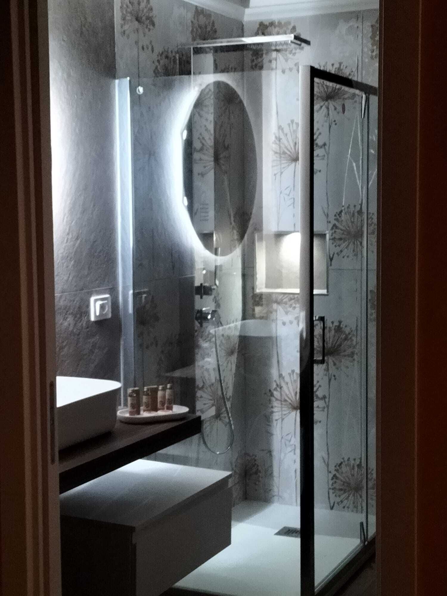 Dusj, hårføner, bidé og håndklær