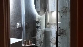 Dusj, hårføner, bidé og håndklær