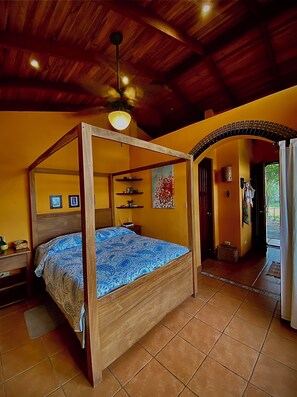 Escritorio, wifi, ropa de cama