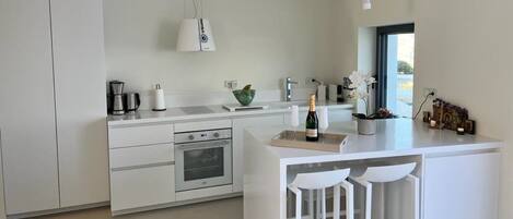 Frigorífic, forn, placa de cuina i cafetera i tetera