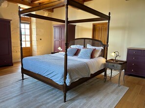 4 عدّة غرف نوم ومكواة/لوح كي وواي فاي وملاءات أسرّة