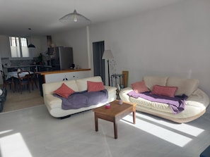 TV, books - ground-floor apartment in village center (Bédoin)