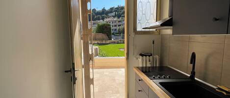 Kühlschrank, Mikrowelle, Ofen, Herdplatte