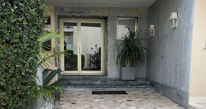 5 minutes from Beaulieu sur Mer beach, studio with fully-equipped kitchen, shower and WC.