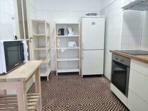 Kylskåp, mikrovågsugn, ugn och spishäll