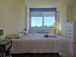 5 室のベッドルーム、デスク、アイロン / アイロン台、WiFi (無料)