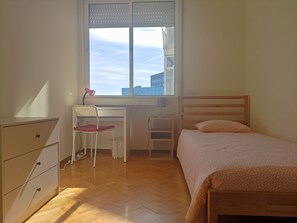 5 室のベッドルーム、デスク、アイロン / アイロン台、WiFi (無料)
