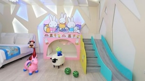A children's play area with a slide, a small table with a toy, and a pink and white playhouse. - Tsai Hang B&B (Yilan)
