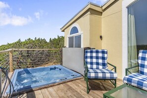 Outdoor spa tub - Carmel in the Sky in Leakey (Leakey)