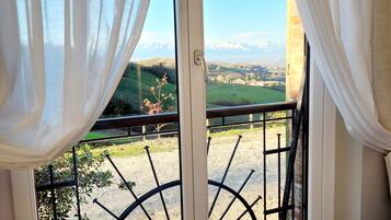 Double Room, Hill View | Peti besi dalam bilik, meja, Wi-fi percuma