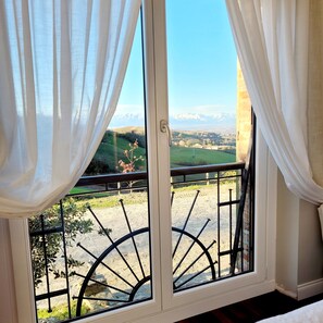 Double Room, Hill View | In-room safe, desk, free WiFi - Assiolo Relais (Dogliani)