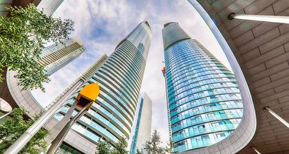 Luxury 2-Bedroom Condo with Stunning Lake Views – Prime Downtown Location!
