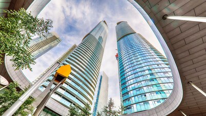 Luxury 2-Bedroom Condo with Stunning Lake Views – Prime Downtown Location!
