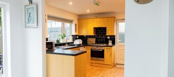 Modern 5-bedroom house in London, Free Parking, Close to Chadwell Heath Station