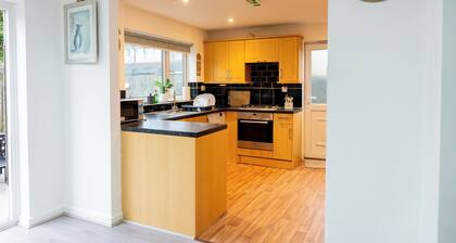 Modern 5-bedroom house in London, Free Parking, Close to Chadwell Heath Station