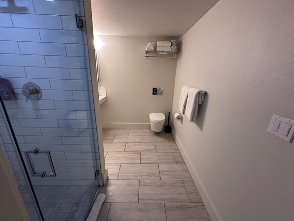 Dusj, hårføner, håndklær og såpe