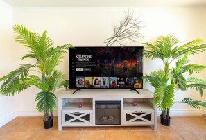 House, 5 Bedrooms, Private Pool, Pool View | Living room | Books - Luxurious Retreat - Free HTD Pool - Outdoor Fun (Casa Grande)