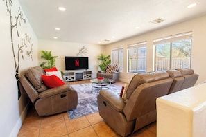 House, 5 Bedrooms, Private Pool, Pool View | Living room | Books - Luxurious Retreat - Free HTD Pool - Outdoor Fun (Casa Grande)