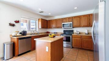 House, 5 Bedrooms, Private Pool, Pool View | Interior