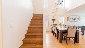 House, 5 Bedrooms, Private Pool, Pool View | Dining room