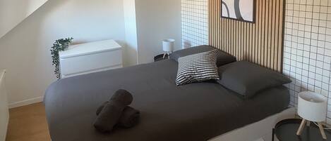3 slaapkamers, een strijkplank/strijkijzer, wifi, beddengoed