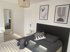 3 chambres, fer et planche à repasser, Wi-Fi, draps fournis