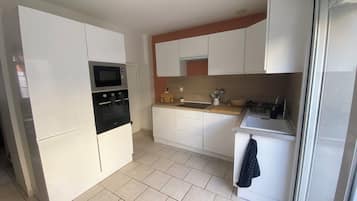 Micro-ondes, four, plaque de cuisson, lave-vaisselle