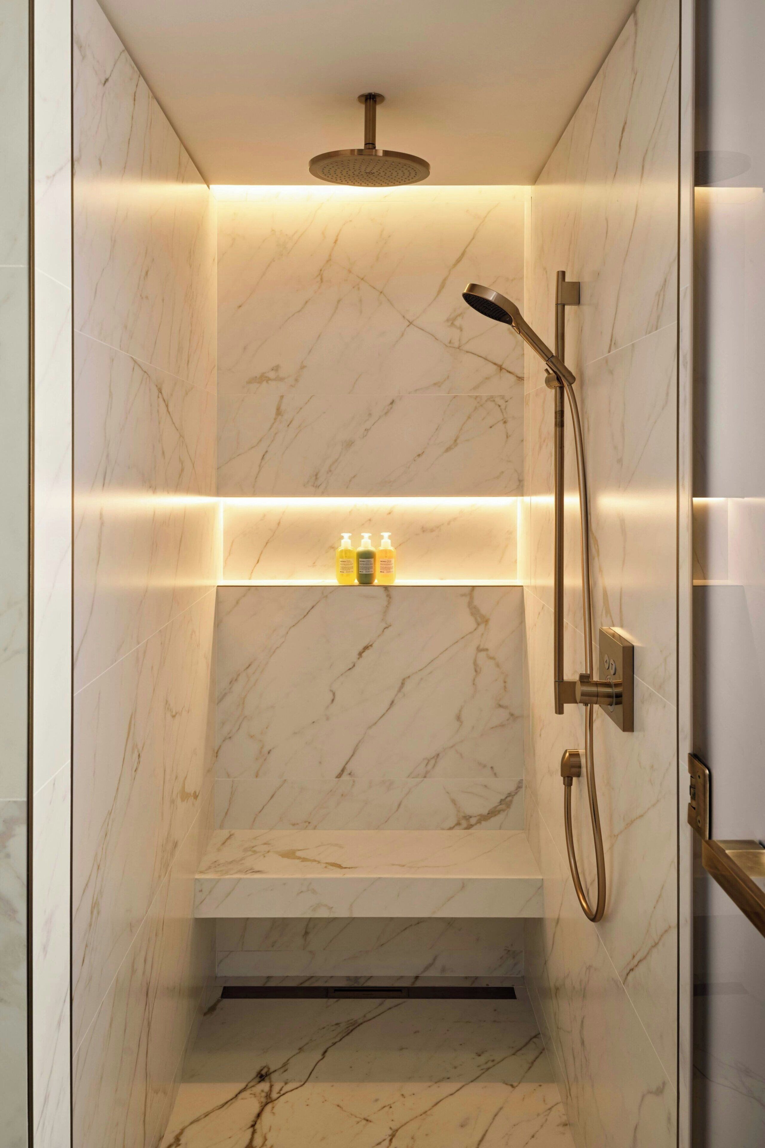 Eine moderne Dusche mit Handbrause und Wandarmatur.