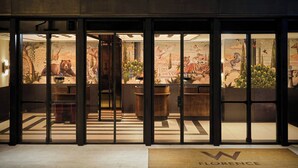 L’entrée de l’hôtel est dotée de portes en verre, d’un comptoir de réception et d’une fresque représentant des animaux et des scènes de la nature.